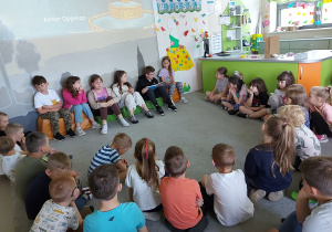 Uczniowie czytają legendę
