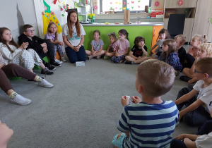 Przedszkolaki odpowiadają na pytania