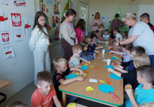 Przedszkolaki wykonują pracę plastyczną