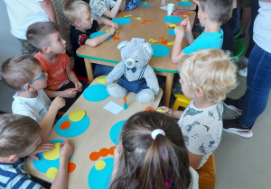 Przedszkolaki wykonują złotą kaczkę z kół origami