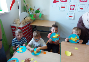 Przedszkolaki pokazują efekty swojej pracy