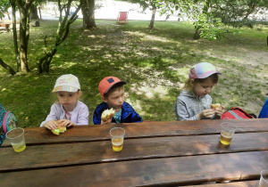 02. Dzieci jedzą śniadanko.