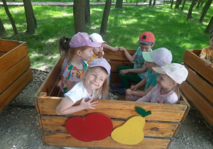11. Dzieci jadą w wagonikach.