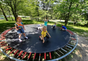 36. Przedszkolaki na trampolinie.