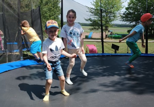 37. Skaczemy na trampolinie.
