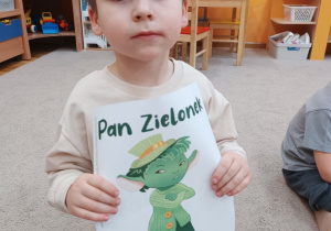 01 Chłopiec trzyma zdjęcie Pana Zielonka