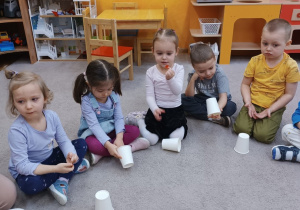 13 Dzieci odkrywają kubeczki
