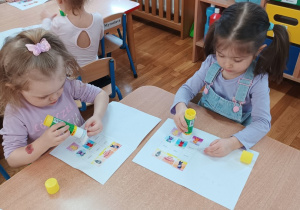 14 Dzieci naklejają Pana Zielonka do książeczki