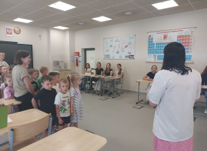 Eksperymenty chemiczne Promyczków w SP w Łękińsku