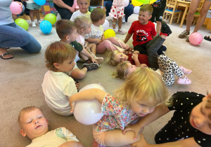 Dzieci bawią się balonami.