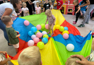 Dzieci bawią się z balonami.