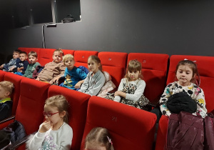 6 latki cierpliwie oczekują na przedstawienie