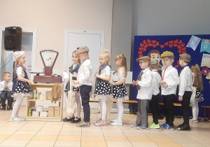 Dzieci odgrywają scenkę - kolejka z PRLu