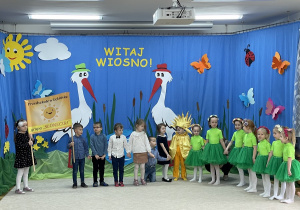 Dzieci z grupy Słoneczka prezentują swój wiersz o grupie