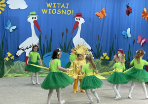 Dzieci z grupy Słoneczka tańczą