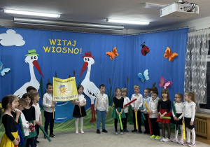 Dzieci z grupy Promyczki recytują swój wiersz grupowy