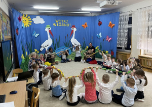 Dzieci i rodzice bawią się z przedszkolakami i nauczycielami z Si gumą