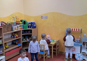 Dzieci bawią się zabawkami w sali