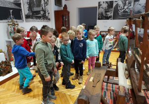 Dzieci oglądają wystawę w muzeum