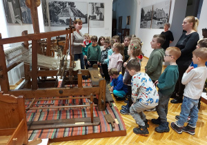 Dzieci oglądają eksponaty w muzeum