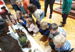 Dzieci podziwiają rzeźby w muzeum z XIX wieku