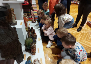 Przedszkolaki oglądają rzeźby z ekspozycji w muzeum