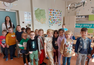Przedszkolaki zwiedzają salę lekcyjną w szkole