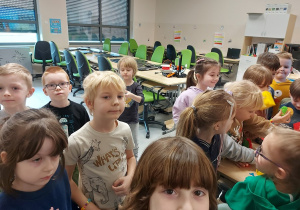 Przedszkolaki oglądają sale komputerową
