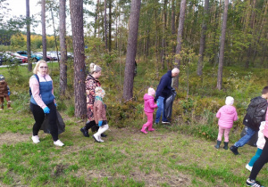 04. Rodzice z dziećmi wchodzą do lasu.