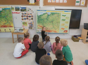 Dzieci pracują z mapą Polski