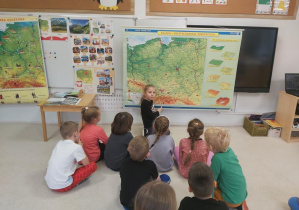 Dzieci pracują z mapą Polski