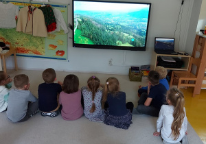 Dzieci oglądają najciekawsze miejsca z Zakopanego na tablicy multimedialnej