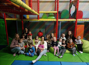 Dzieci z nauczycielkami pozują na pufach