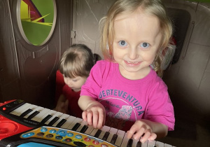 Dziewczynka gra na keyboardzie