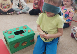 Pudełko sensoryczne - pudełko z wykorzystaniem darów jesiennych.