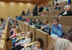 Dzieci czekają na rozpoczęcie filmu