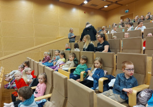 Dzieci czekają na rozpoczęcie filmu