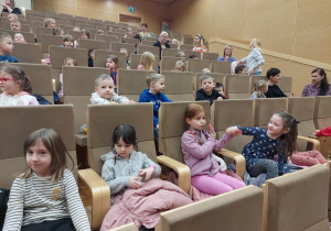 Zakończenie seansu filmowego - dzieci czekają na powrót do przedszkola