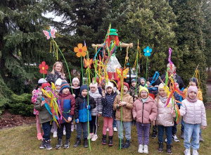 Zdjęcie grupowe grupy Promyczków z Marzanną