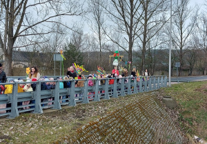 Dzieci z nauczycielkami stoją na moście