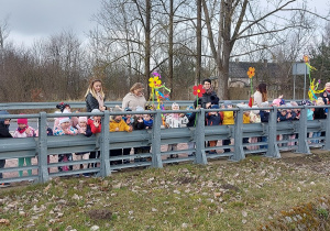 Dzieci z nauczycielkami stoją na moście