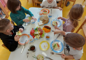 Dzieci próbują przygotowanych własnoręcznie kanapek