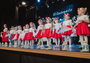 Dziewczynki tańczą z chustkami w barwach Polski
