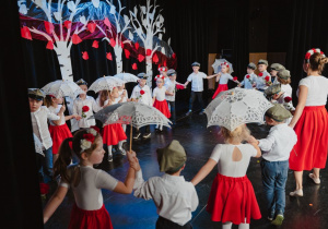 Dzieci tańczą Poloneza Cieszyńskiego