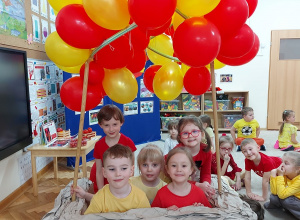Dzieci w balonie w barwach Hiszpanii