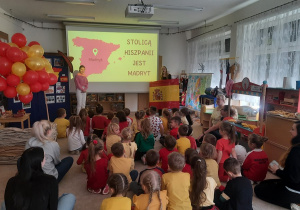 Dzieci olądają prezentację multimedialną o Hiszpanii przygotowaną przez uczennice z liceumz