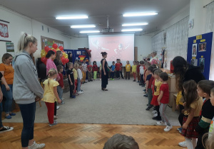 Dzieci ucza się tańca Flamenco