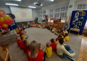 Przedszkolaki słuchają informacji na tamat Hiszpanii