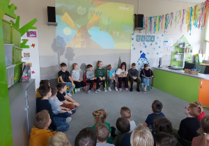 Dzieci słuchają baśni czytanej przez uczniów klasy III