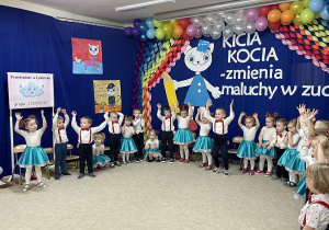Dzieci śpiewają piosenkę ilustrując ją ruchami